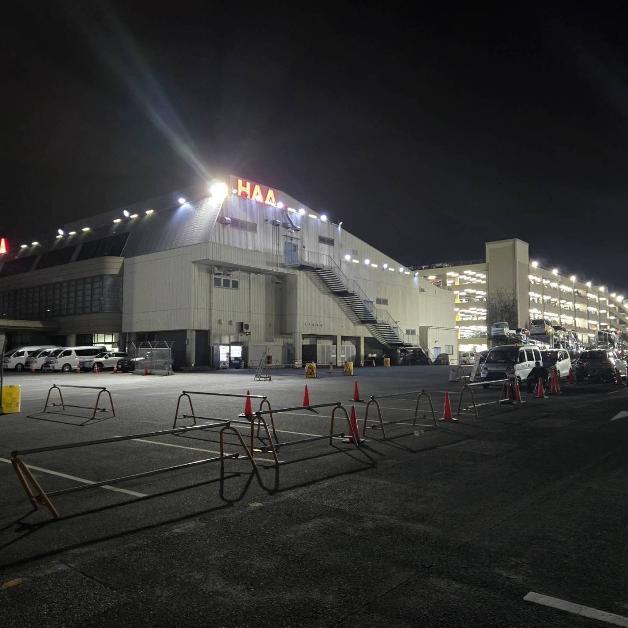 岡山方面に仕事があり帰り道に車の仕入れにHAA神戸へ🚛シルバ...